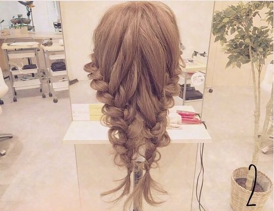 ロングヘアの結婚式ヘア☆フワフワな編み込みで柔らかい印象に！2