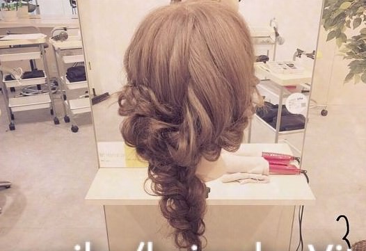 ロングヘアの結婚式ヘア☆フワフワな編み込みで柔らかい印象に！3