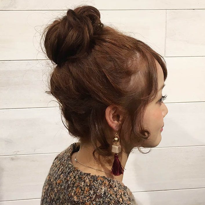 ルーズな感じが可愛い ミディアムヘアのお団子アレンジ ヘアレシピ