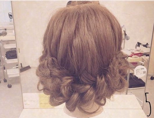 ロングヘアの結婚式ヘア☆フワフワな編み込みで柔らかい印象に！5