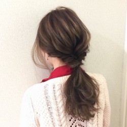 梅雨を乗り切る簡単アレンジ!三つ編みローポニー ヘアアレンジ ミディアムヘア