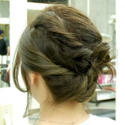 アシンメトリーな編み込みヘアアップTOP