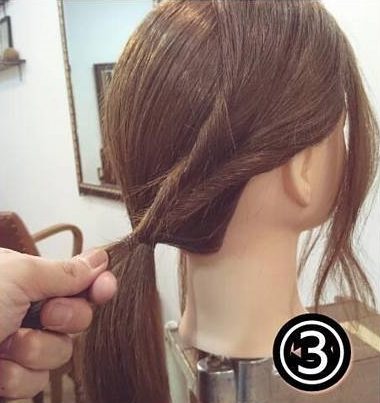 オシャレなヘアゴムが際立つ！ローポ二アレンジ3