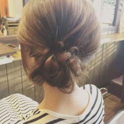 ふわふわが可愛い♪くるりんぱで作るシニヨン　ヘアアレンジ　ミディアムヘア