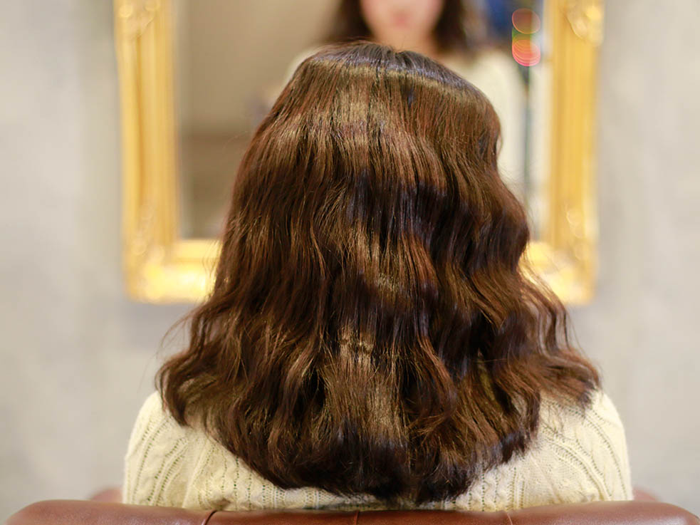 アシンメトリーが魅力的なパーティーヘアー1