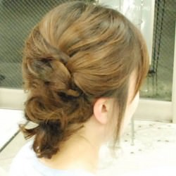 毛先をアクセ代わりに☆くるりんぱと編み込みの結婚式ヘア ヘアアレンジ ミディアムヘア