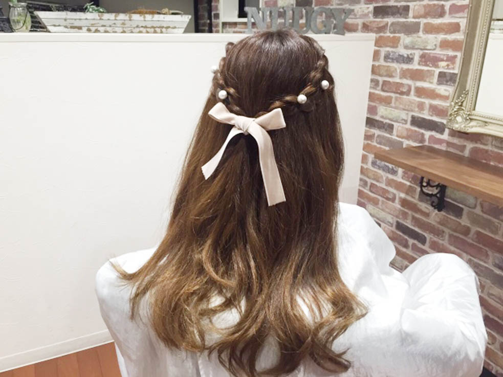 前髪を可愛くアレンジ 男ウケ間違いなしの 女の子感溢れる姫系ハーフアップ ヘアレシピ 頭美人