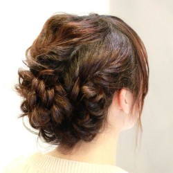 アシンメトリーが魅力的なパーティーヘアーTOP