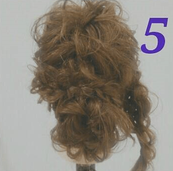 ニュアンスのある毛束感が特徴の四つ編みアレンジ5