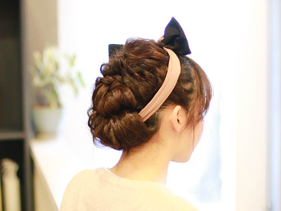 ヘアバンドがオシャレ 甘めシニヨンヘアアレンジ ヘアレシピ 頭美人 ヘアバンドがオシャレ 甘めシニヨンヘアアレンジ ヘアレシピ 頭美人