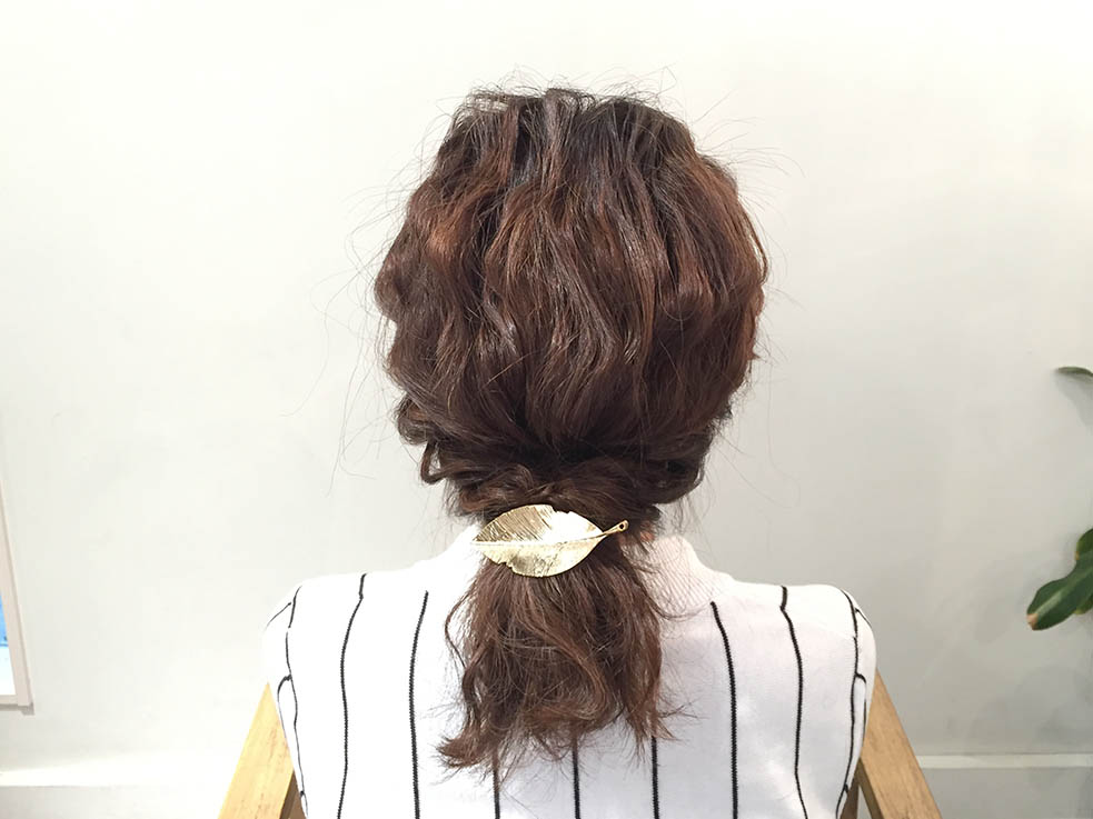 波ウェーブヘアで作るこなれロープ編みアレンジ4