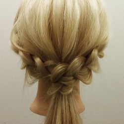 三つ編みだけで出来る簡単お呼ばれヘアtop