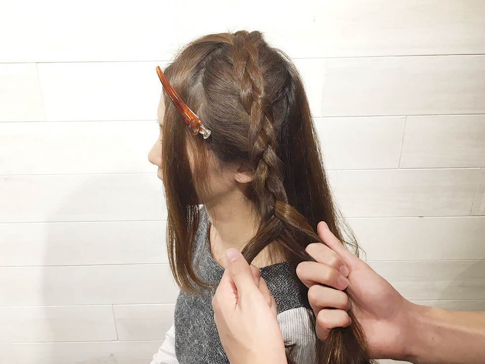 髪の毛がお花のようなヘアアクセに！キュートな編み込みアレンジ5