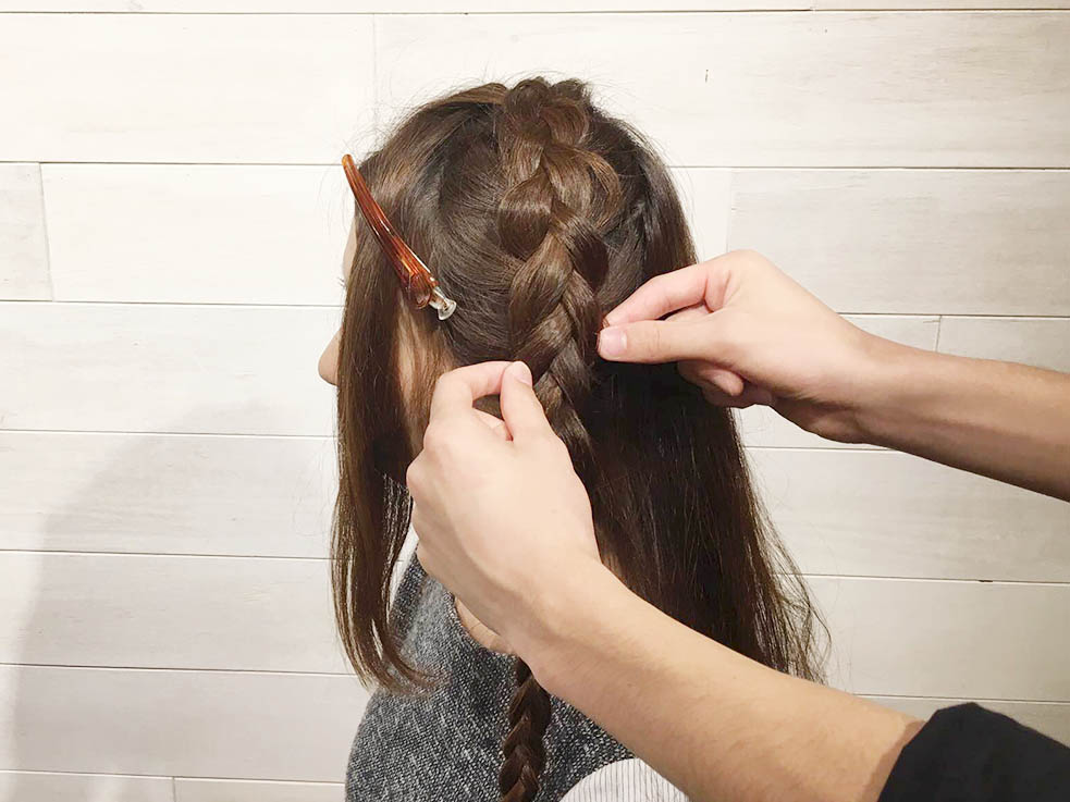 髪の毛がお花のようなヘアアクセに！キュートな編み込みアレンジ6