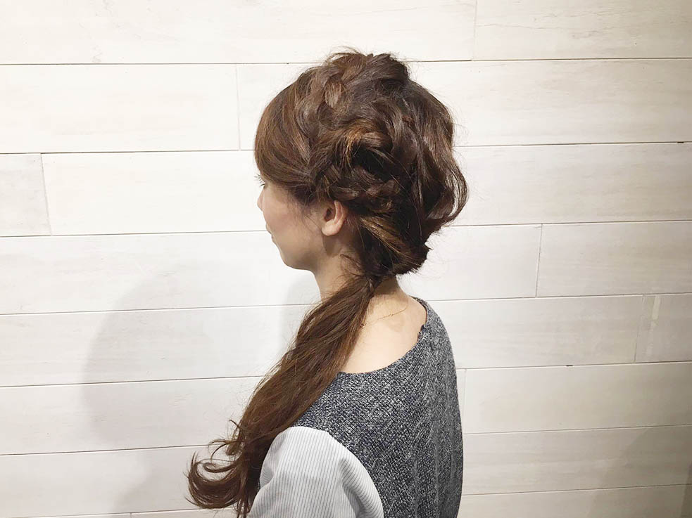 髪の毛がお花のようなヘアアクセに！キュートな編み込みアレンジ