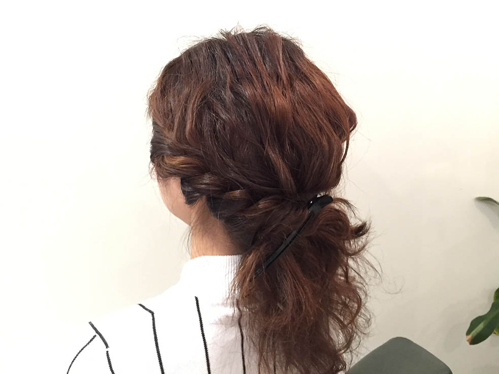 波ウェーブヘアで作るこなれロープ編みアレンジ2