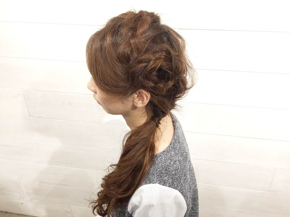 髪の毛がお花のようなヘアアクセに！キュートな編み込みアレンジ9