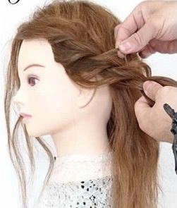 ツイスト編み込みでこなれひとつ結び ヘアレシピ 頭美人