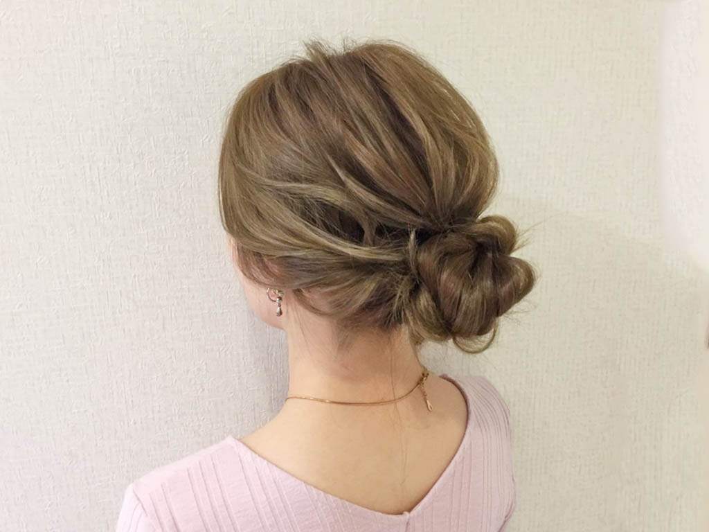 暑い日はシニヨンヘアで♪簡単すっきりアップなお団子ヘアTOP