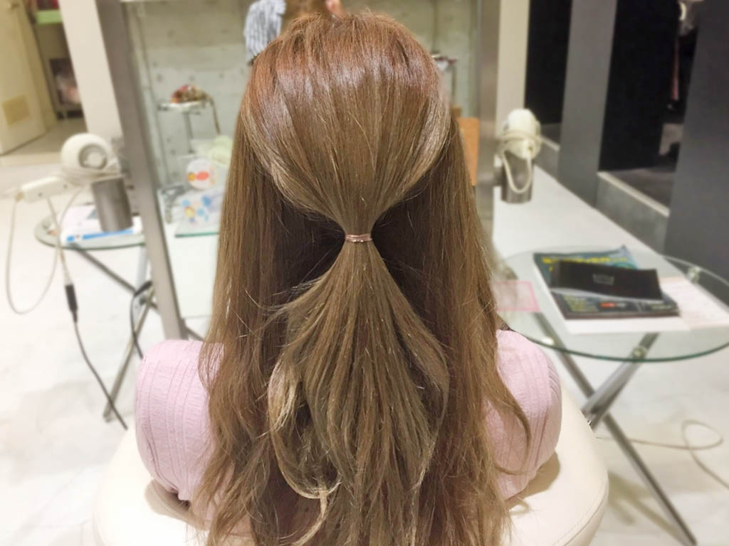 暑い日はシニヨンヘアで♪簡単すっきりアップなお団子ヘア1