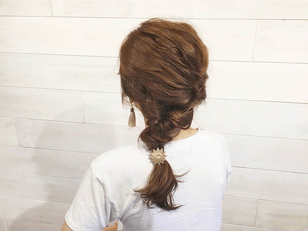 くるりんぱの応用編 上品なワンサイドポニーアレンジ ヘアレシピ 頭美人