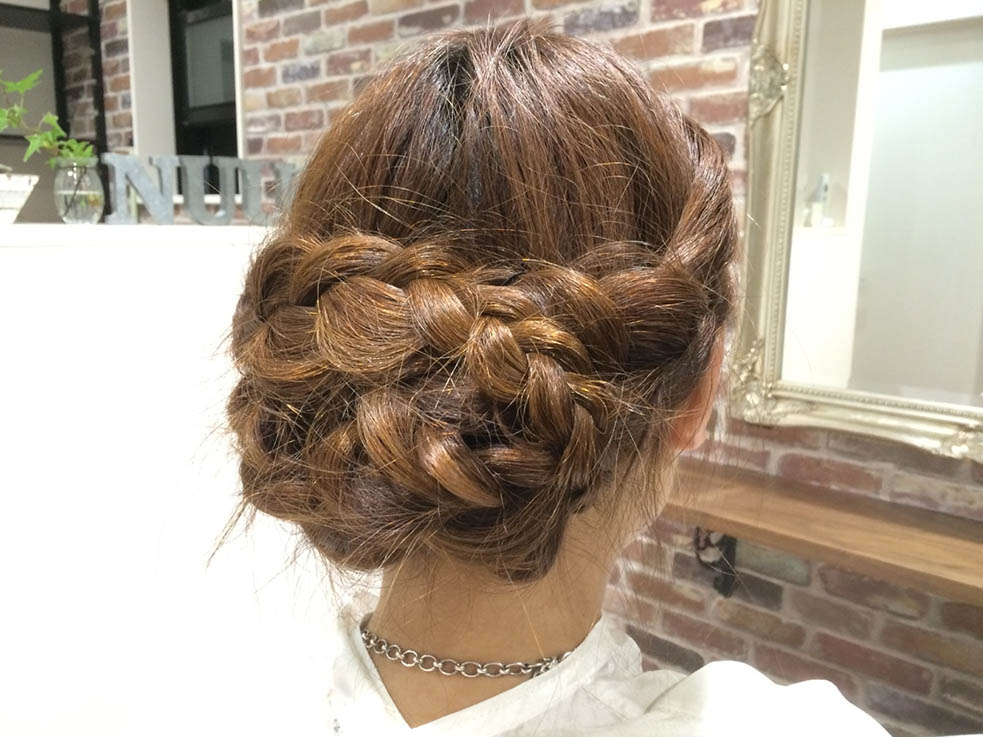 三つ編みでアレンジ きっちりアップヘア ヘアレシピ 頭美人