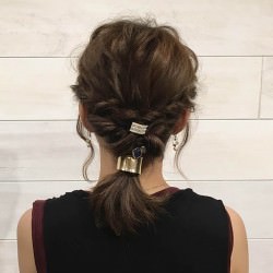 飾り付きのヘアゴムでヘアアレンジ☆ ヘアアレンジ ミディアムヘア