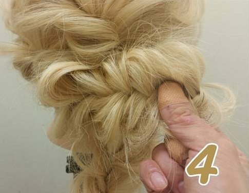 フィッシュボーンでこなれ感満載のアップヘアアレンジ♪４