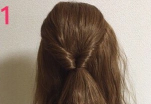 マジェステをつけて大人っぽさアップ!いろんなシーンで使えるラフなローポニー1