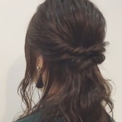 ゴム2つでくるりんぱハーフアップ ヘアアレンジ ミディアムヘア