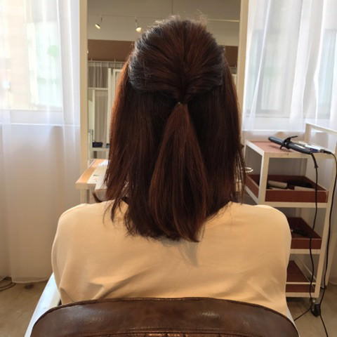 伸ばしかけのミディアムヘアでアップアレンジ！1