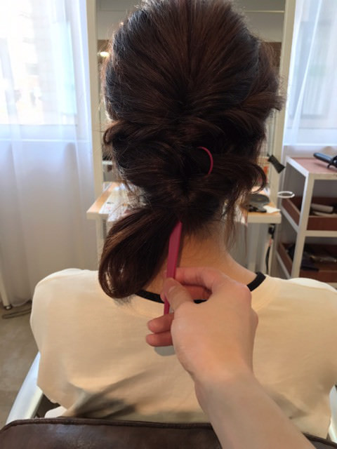 伸ばしかけのミディアムヘアでアップアレンジ！3