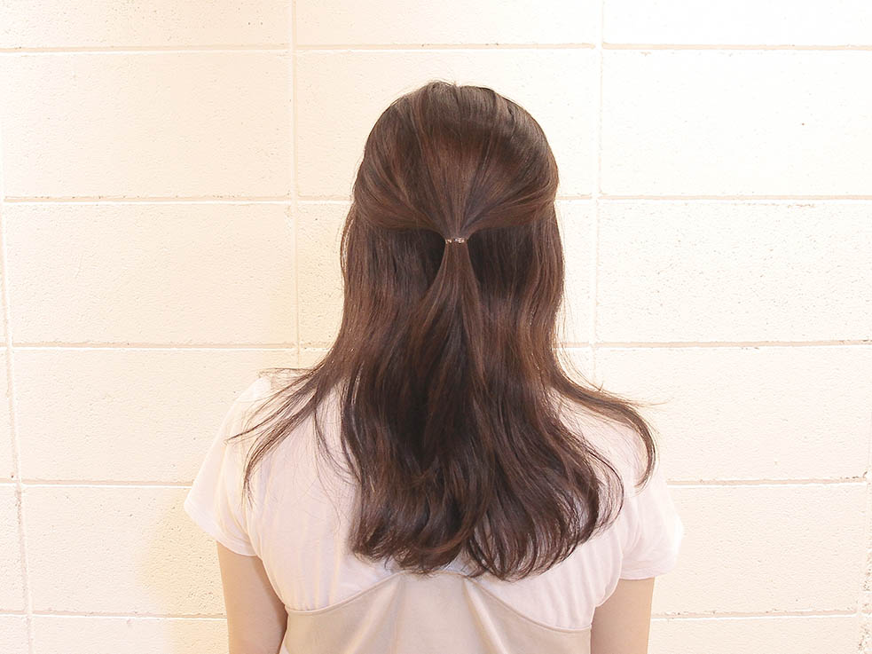 フィッシュボーンにヘアバンドをプラス！こなれ見えアレンジ2