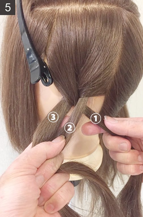 ヘアアレンジの超基本！三つ編みの編み方５