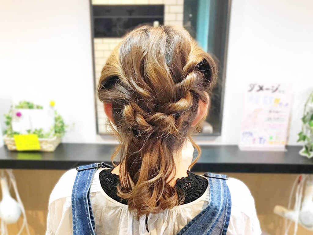 ねじるだけで簡単☆どんな服装にもあうロープ編みの簡単アップスタイル4