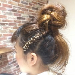 「ヘアリング」を使ってこなれお団子 ヘアアレンジ ロングヘア