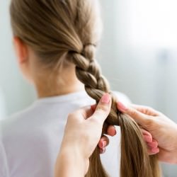 ヘアアレンジの超基本!三つ編みの編み方 ヘアアレンジ ロングヘア