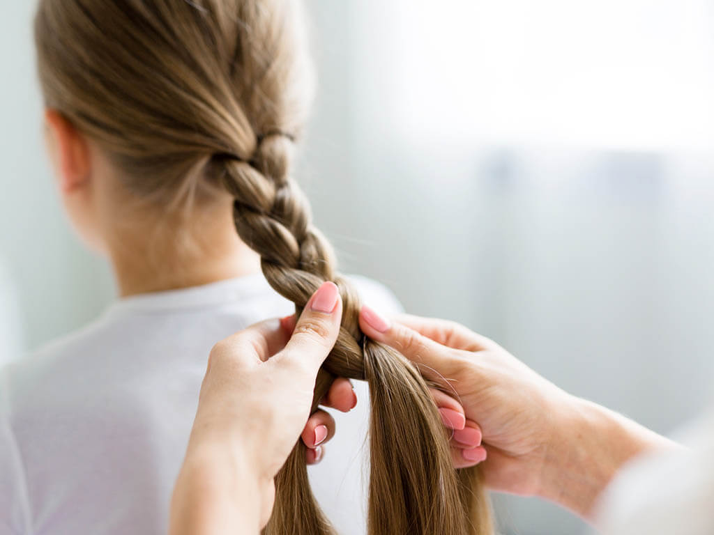 ヘアアレンジの超基本！三つ編みの編み方top