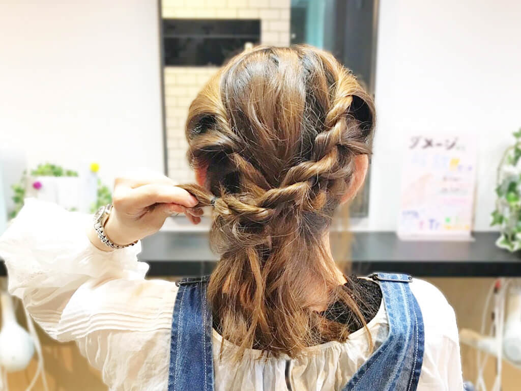 ねじるだけで簡単☆どんな服装にもあうロープ編みの簡単アップスタイル3