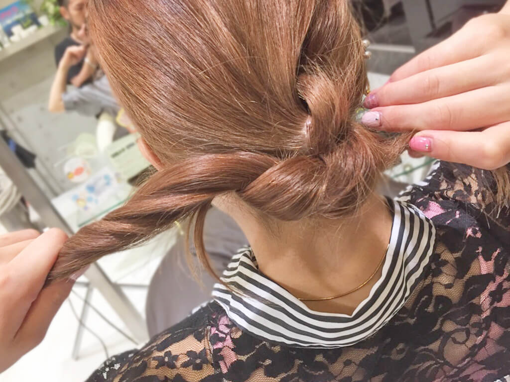 自分の髪を結んで作るノットヘア風ひとつ結び3