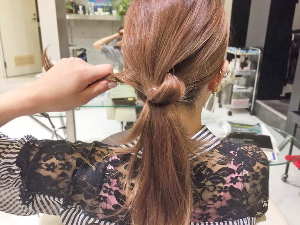 自分の髪を結んで作るノットヘア風ひとつ結び2