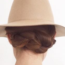 寝癖も隠せる!帽子にぴったりのまとめ髪アレンジ ヘアアレンジ ロングヘア