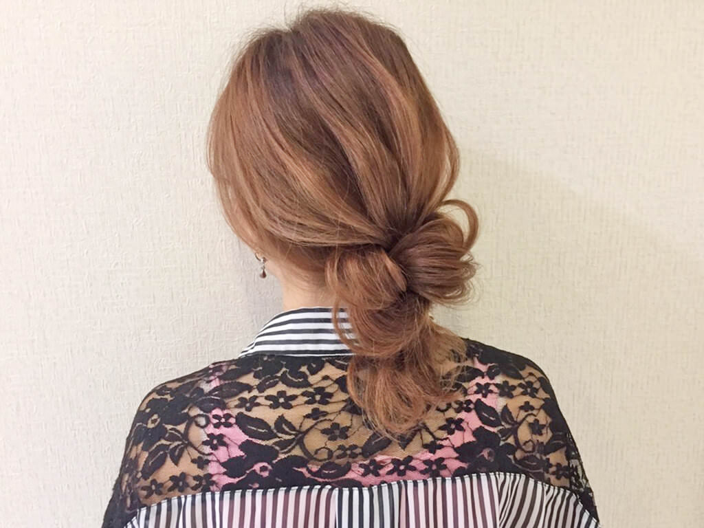 自分の髪を結んで作るノットヘア風ひとつ結びtop