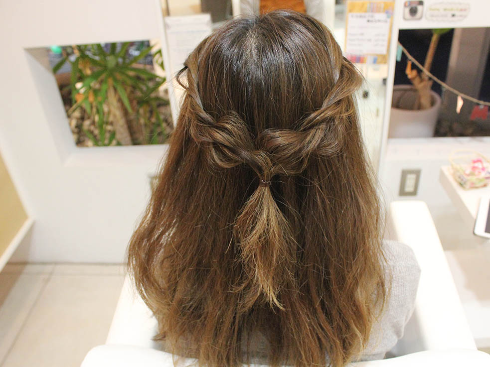 ヘアアクセ風の編み目が可愛い♡忙しい朝にもオススメの時短ハーフアップ４