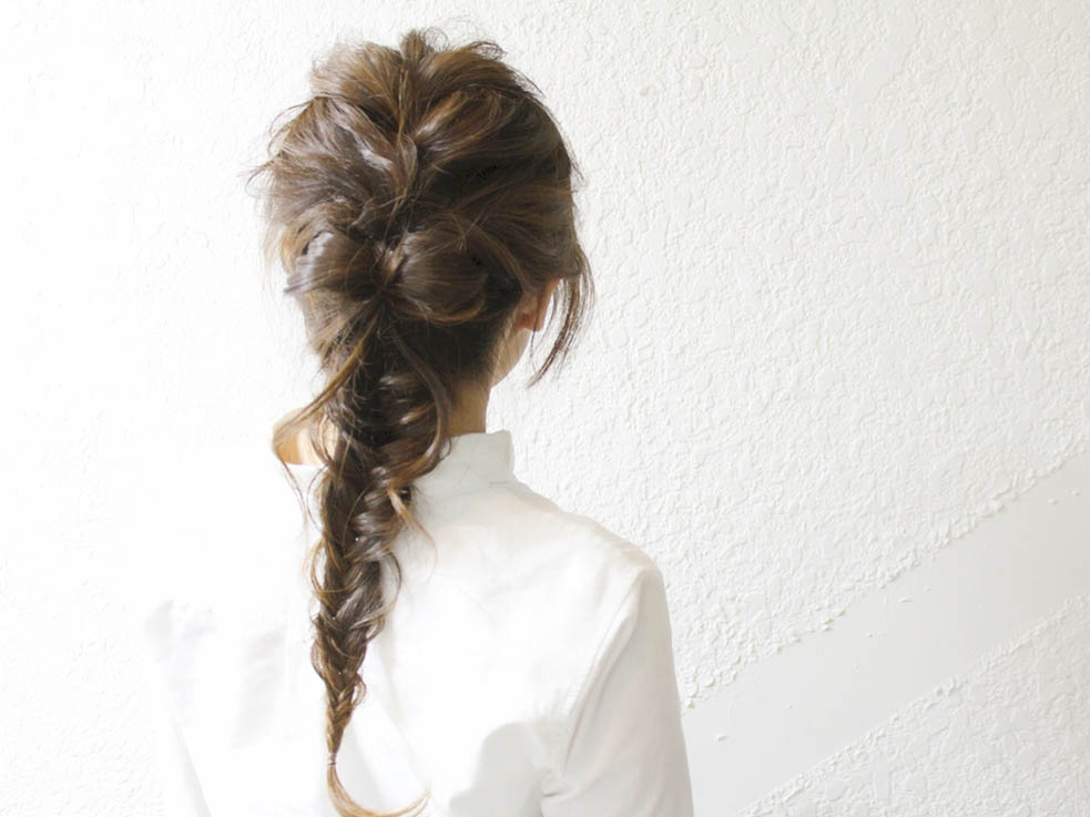 周りと差がつく 上品なフィッシュボーンスタイル ヘアレシピ 頭美人