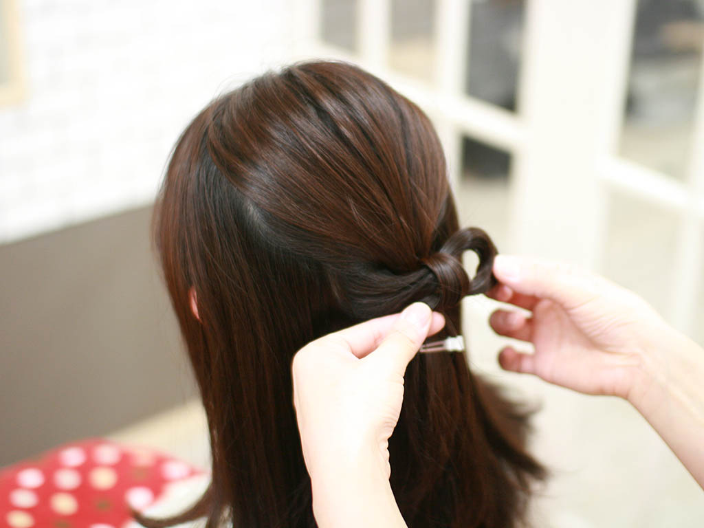 100均アイテムで技あり☆話題のリボンヘアの作り方 4