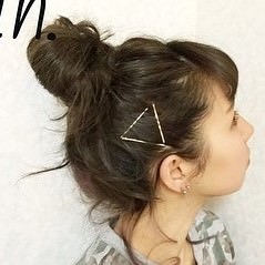 忙しい朝にもおすすめ!ルーズ&シンプルなお団子 ヘアアレンジ ミディアムヘア