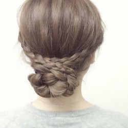 ミディアムでも簡単かわいい♡三つ編みで作るまとめ髪アレンジ ヘアアレンジ ミディアムヘア