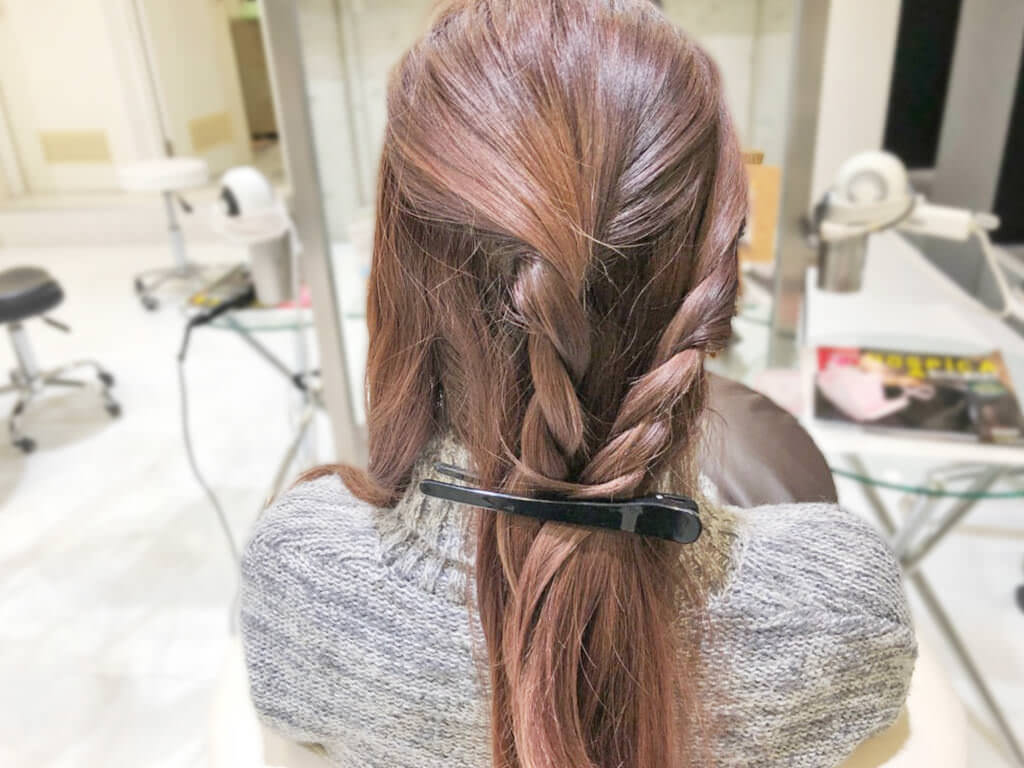 ラフでおしゃれ♪ロープ編みヘアアレンジでつくる簡単ローポニーテール4