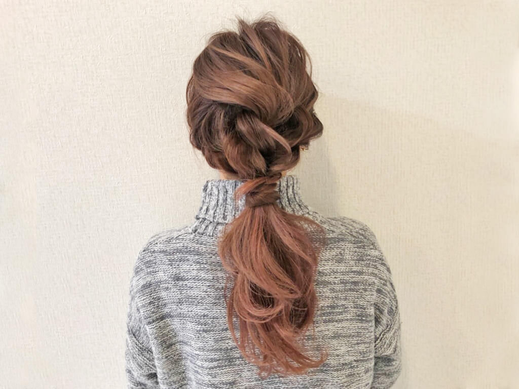 ラフでおしゃれ♪ロープ編みヘアアレンジでつくる簡単ローポニーテールTOP